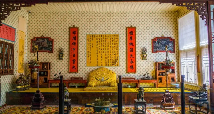 the hall for the queen