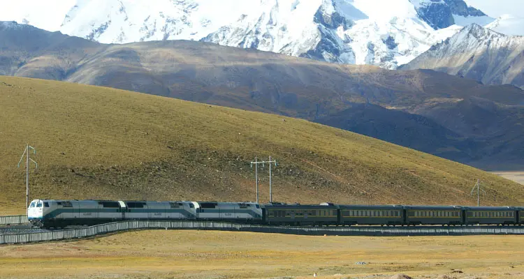 Train on the Qinghai-Tibet railway