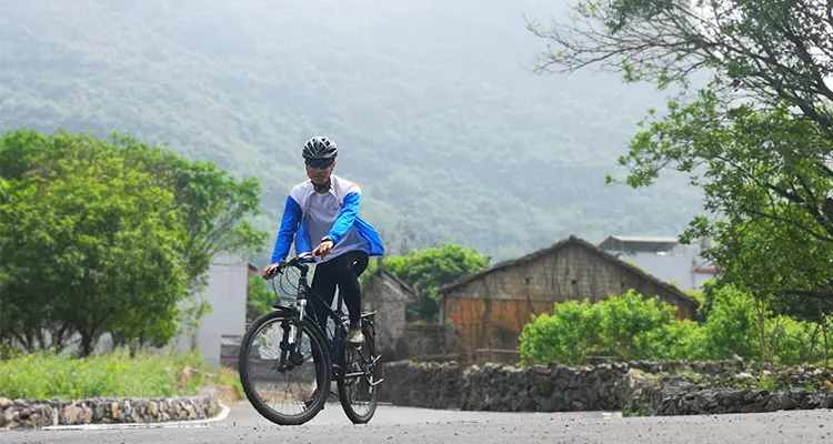 a Guilin local professional outdoor cycling coach