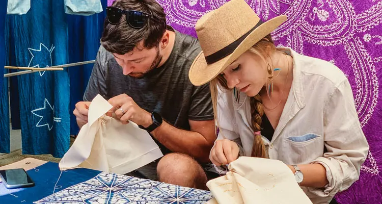 Dye your own handkerchief in the traditional Bai way at a family tie-dyeing workshop