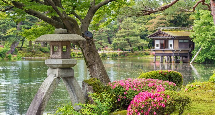 colorful Kenroku-en garden