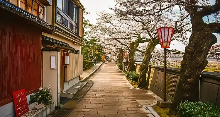the backstreet of Higashi District