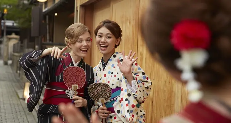 meet authentic Geisha in Gion District