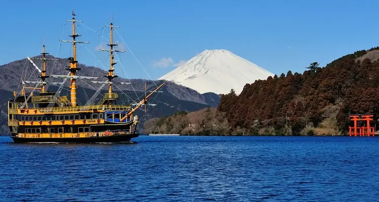 sightseeing cruise on Lake Ashi in Hakone