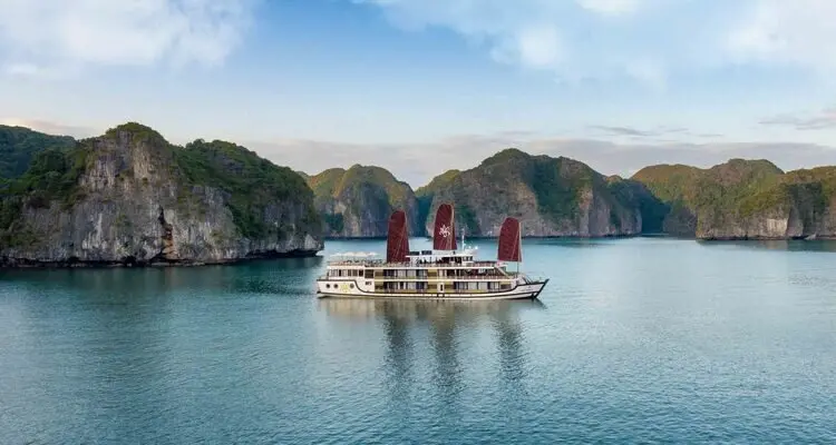 cruise on Halong Bay